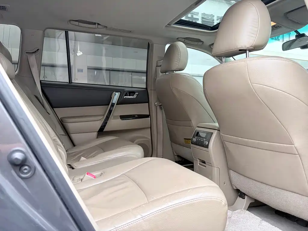 Toyota Highlander 2010 — фото 12