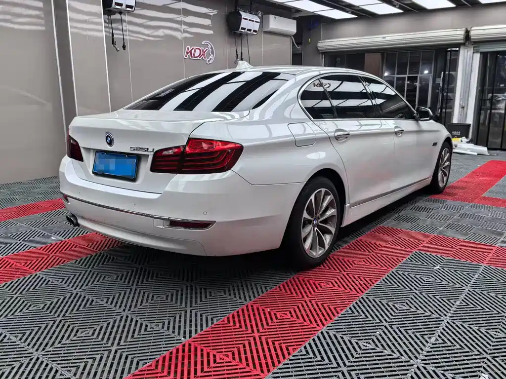 BMW 5 Series 2017 — фото 9