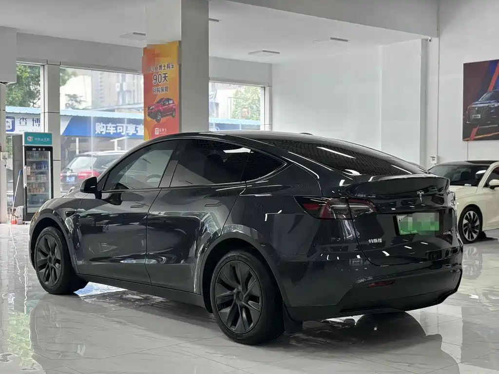 Tesla Model Y 2025 — фото 12