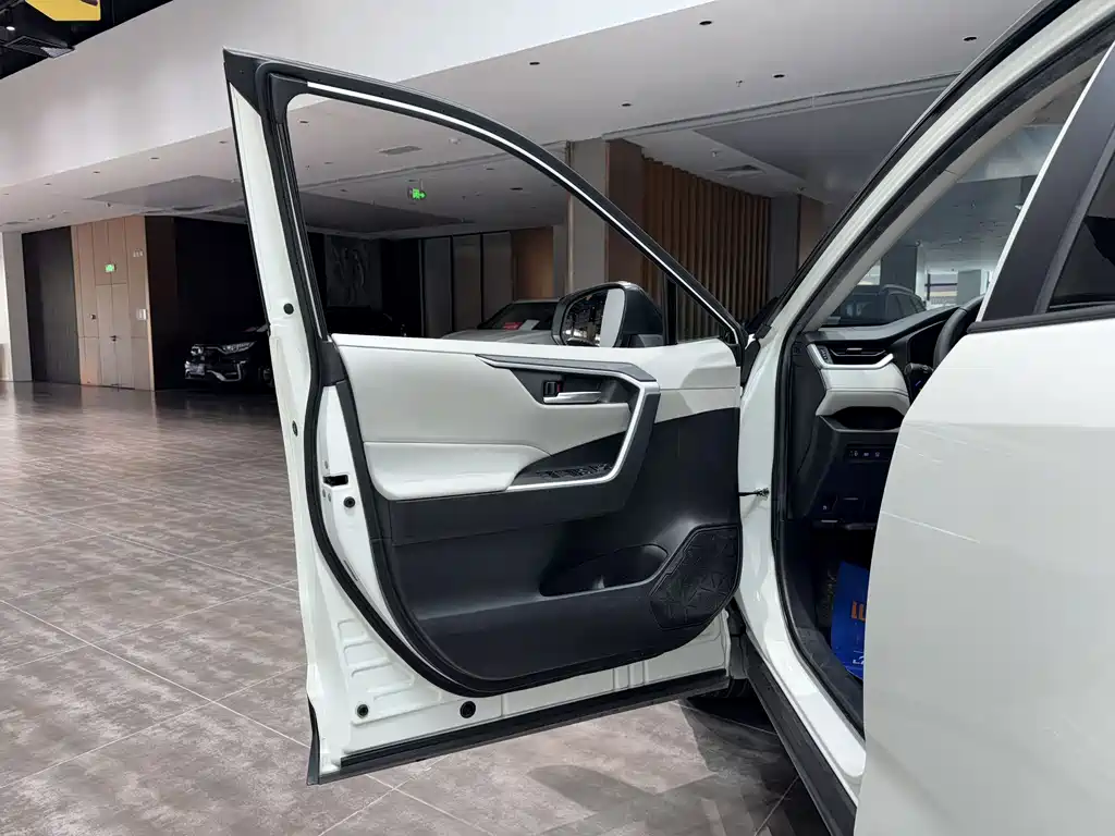 Toyota RAV4 2020 — фото 13