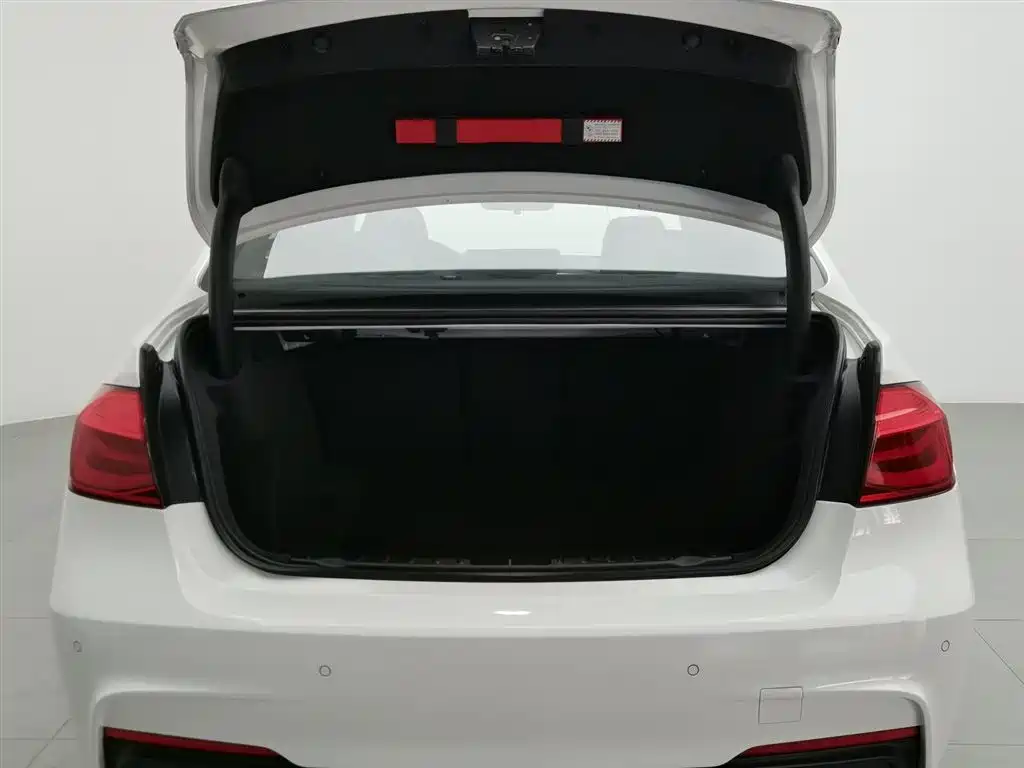BMW 3 Series 2018 — фото 16