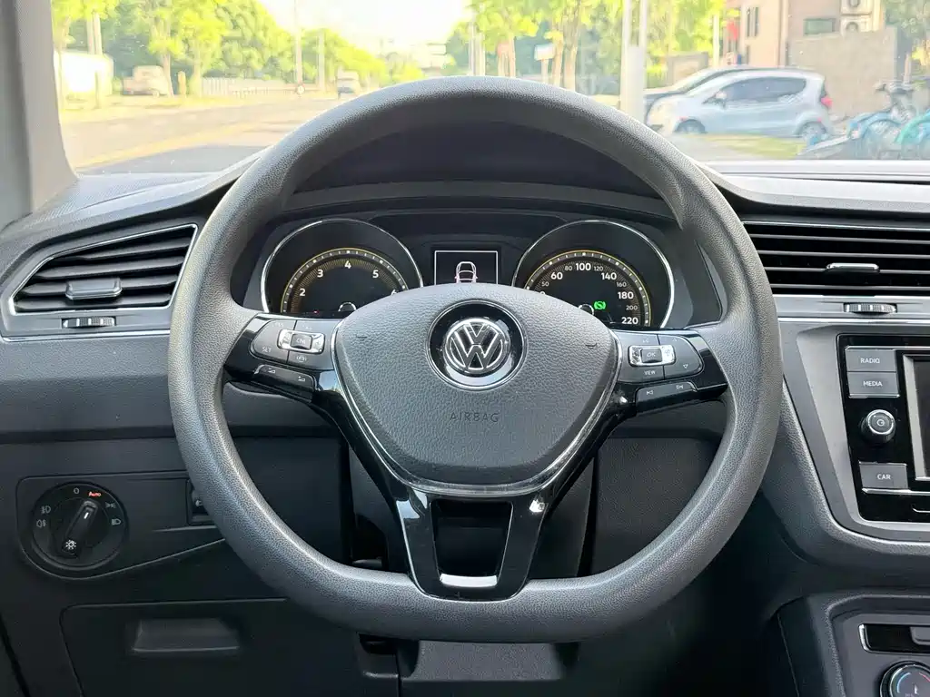 Volkswagen Tiguan L 2021 — фото 13