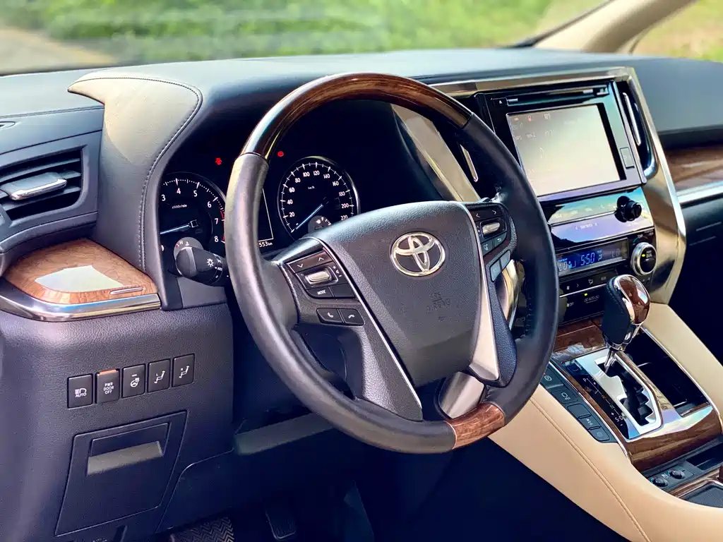 Toyota Alphard 2017 — фото 13