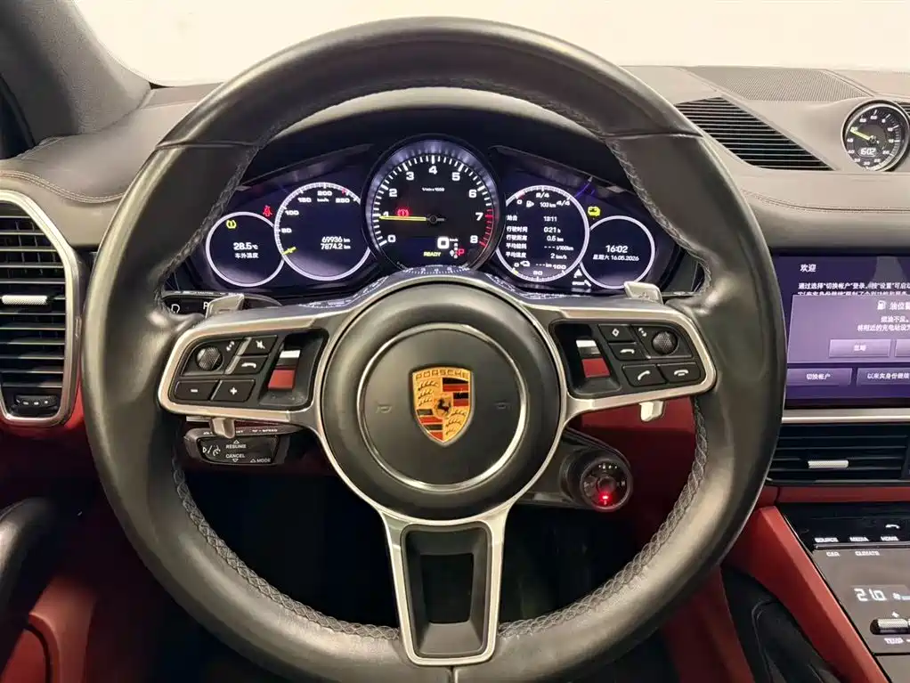 Porsche Cayenne Hybrid 2022 — фото 16