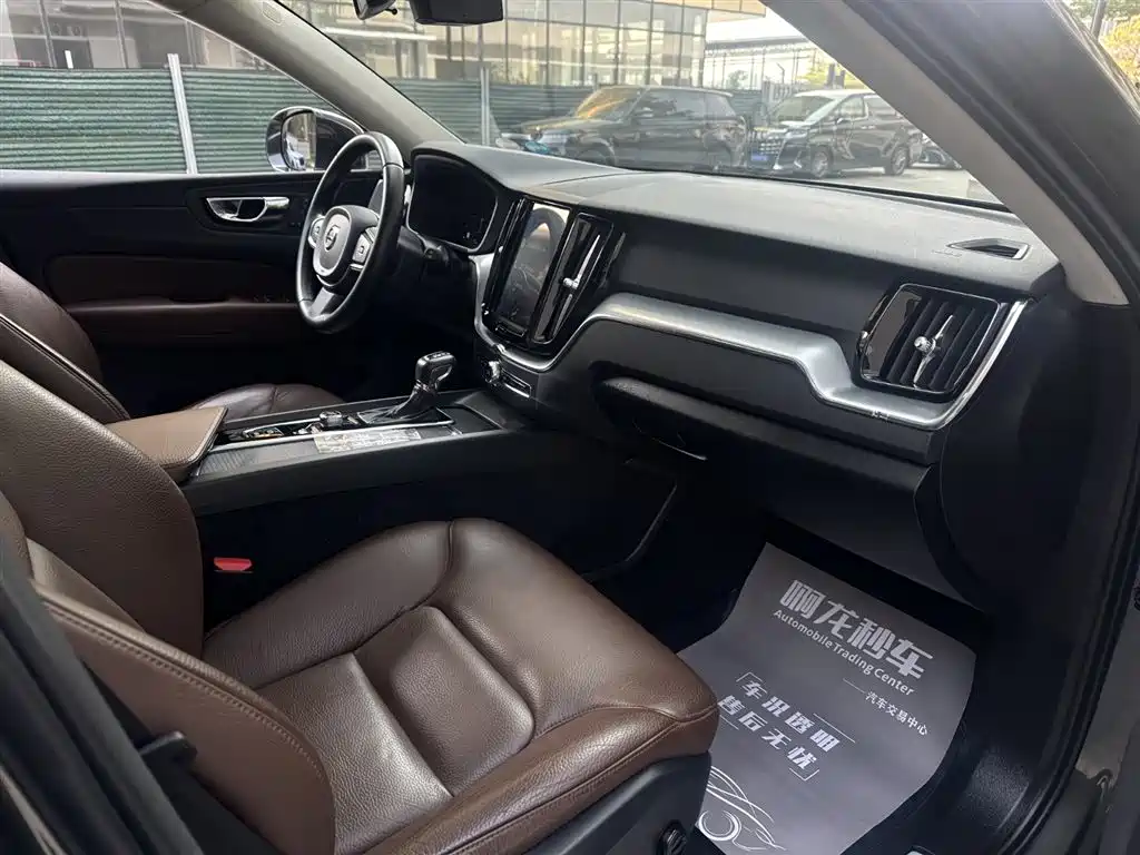 Volvo XC60 2020 — фото 12