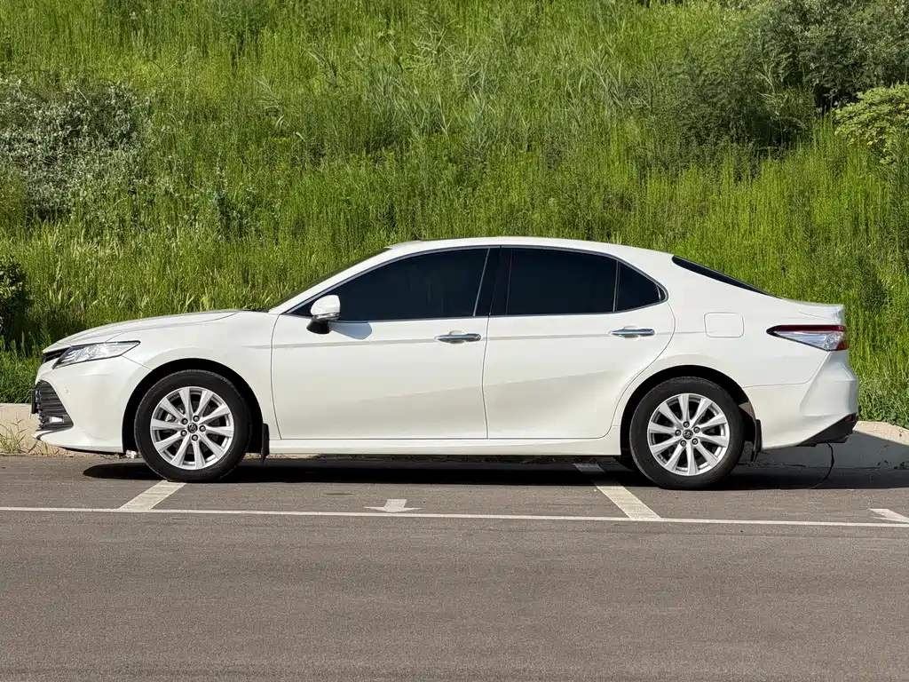 Toyota Camry 2019 — фото 13