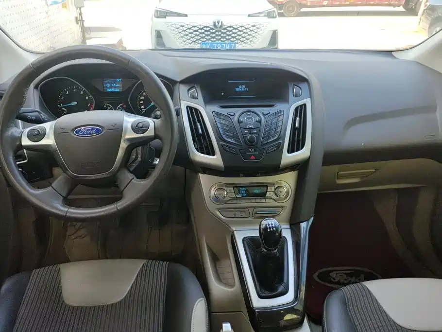 Ford Focus 2013 — фото 12