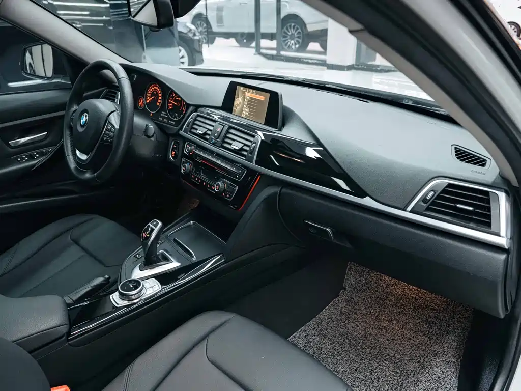 BMW 3 Series 2017 — фото 18