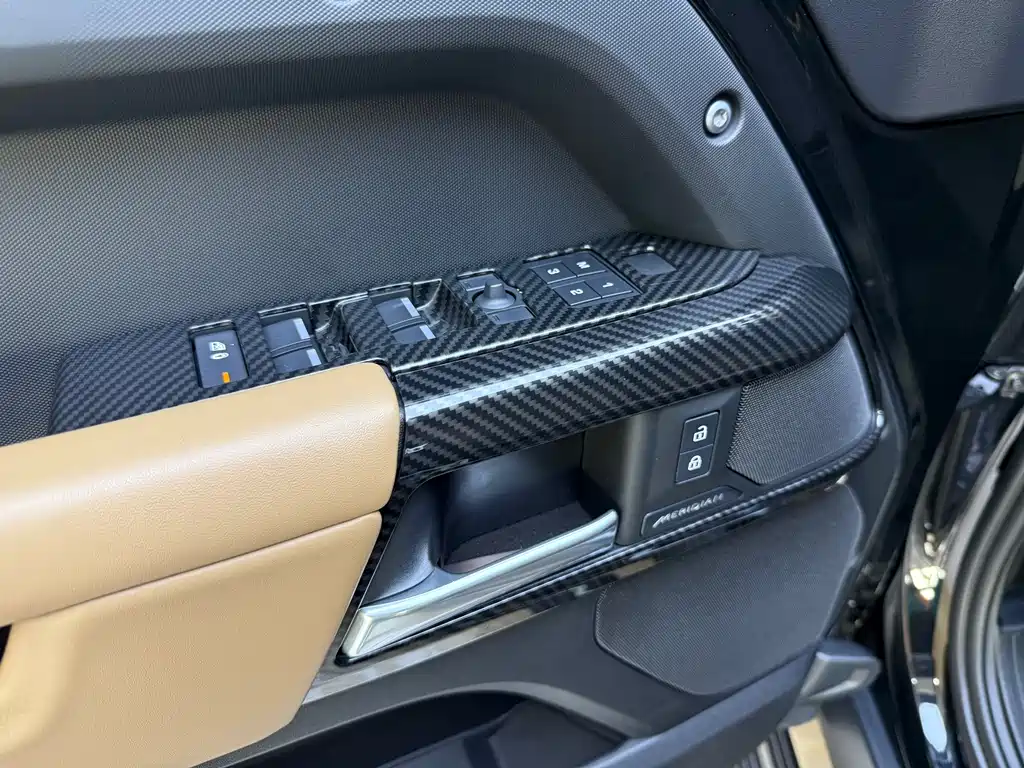Land Rover Defender 2025 — фото 16