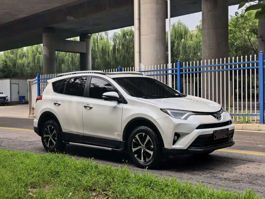 Toyota RAV4 2017 — фото 3