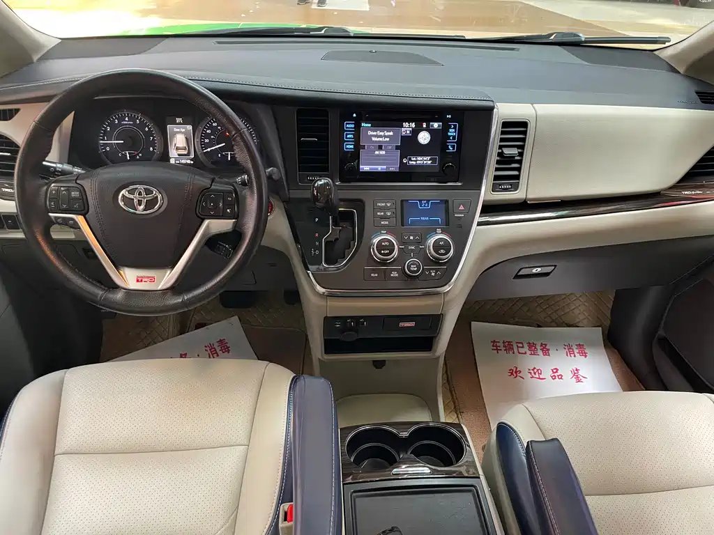 Toyota Sienna 2017 — фото 10