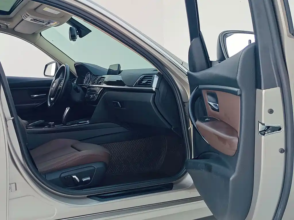 BMW 3 Series 2018 — фото 16