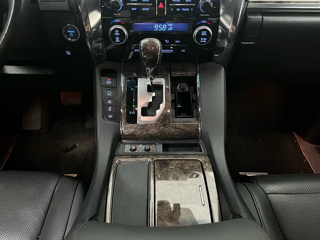 Toyota Alphard 2023 — фото 13