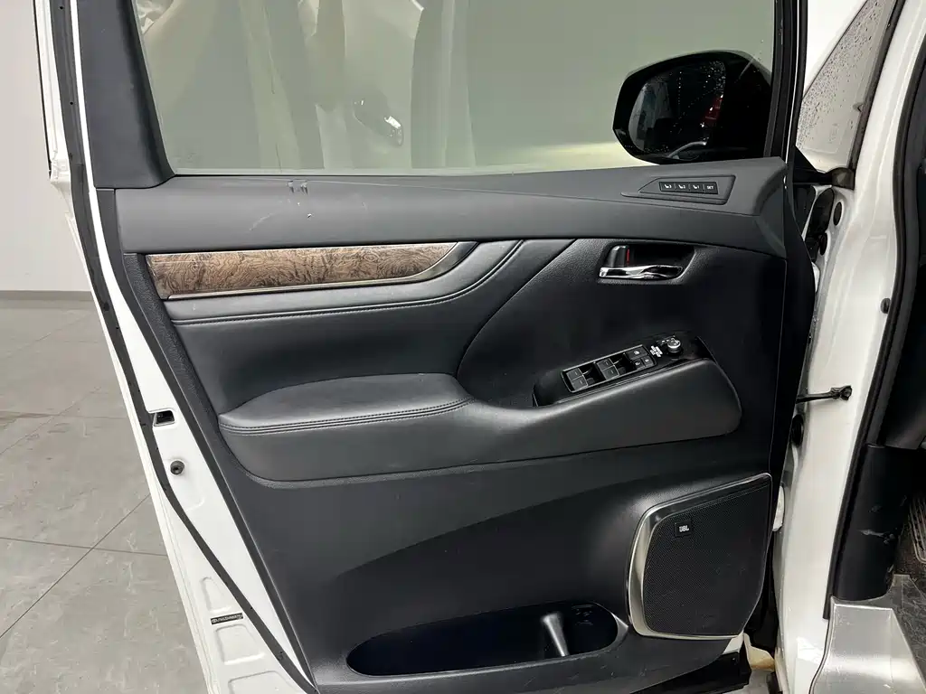 Toyota Alphard 2023 — фото 16