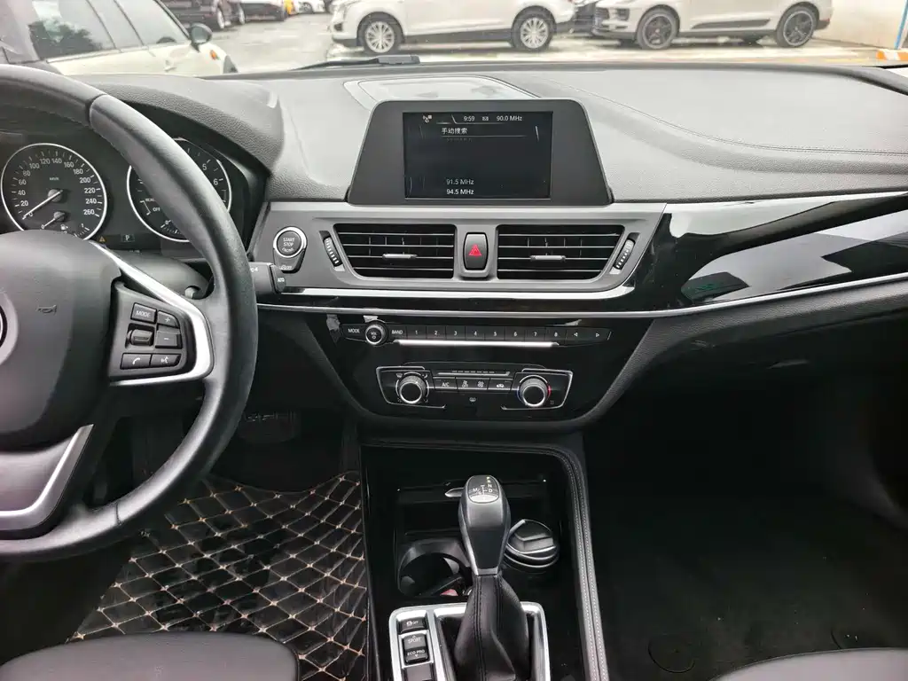 BMW 1 Series 2017 — фото 14