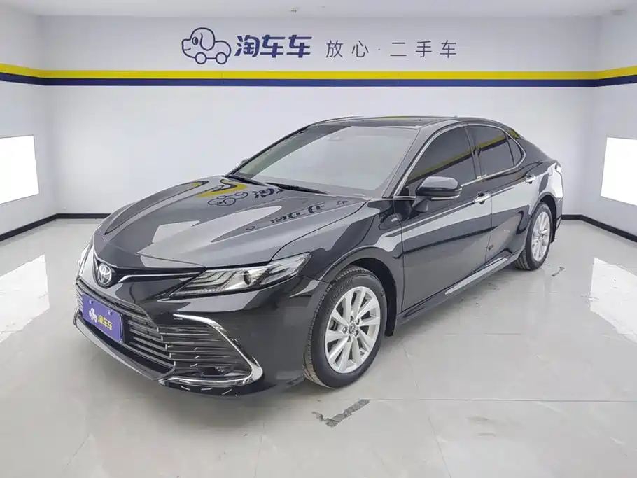 Toyota Camry 2021 — фото 1