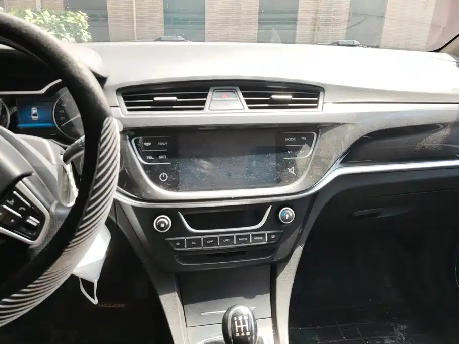 Geely Emgrand 2017 — фото 13