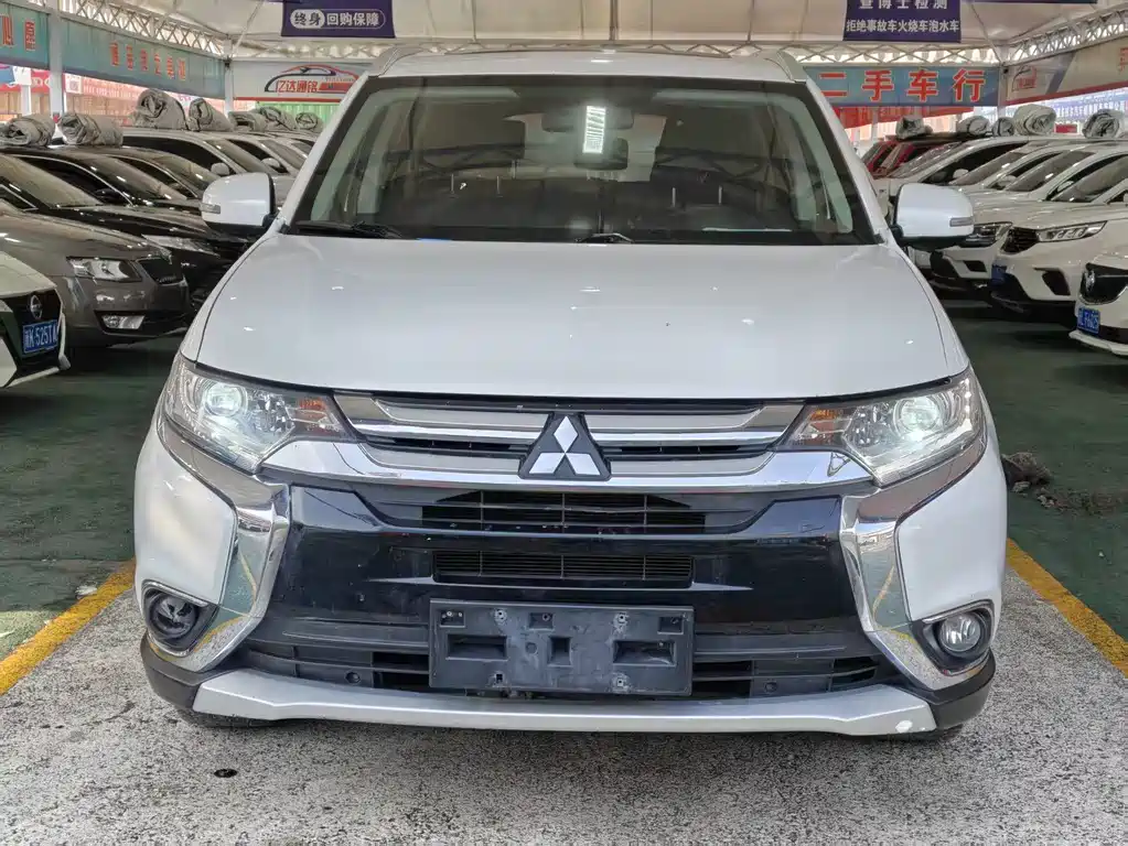 Mitsubishi Outlander 2021 — фото 2