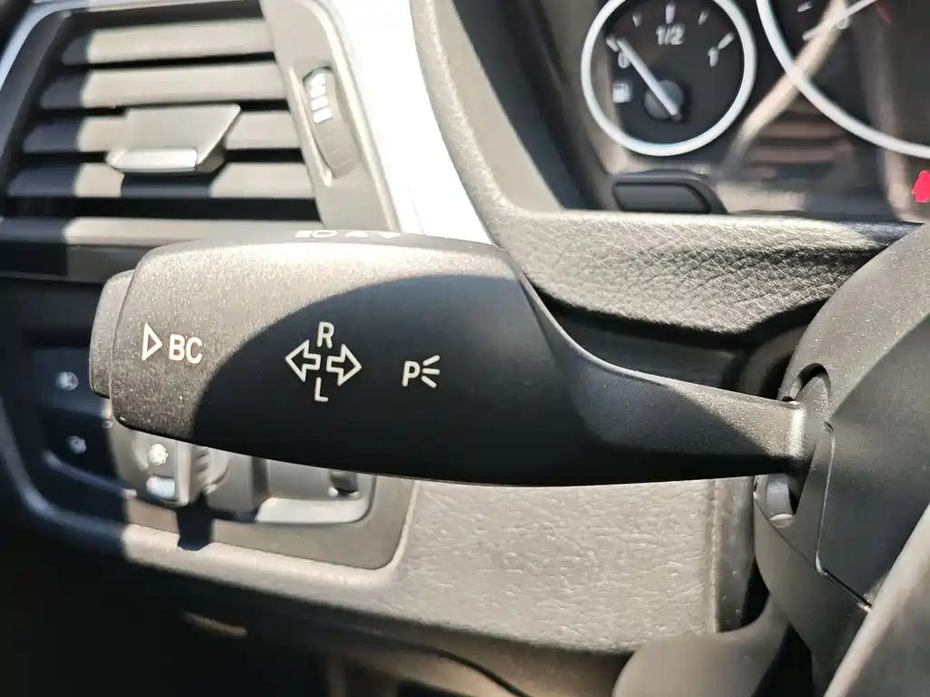 BMW 3 Series 2017 — фото 14