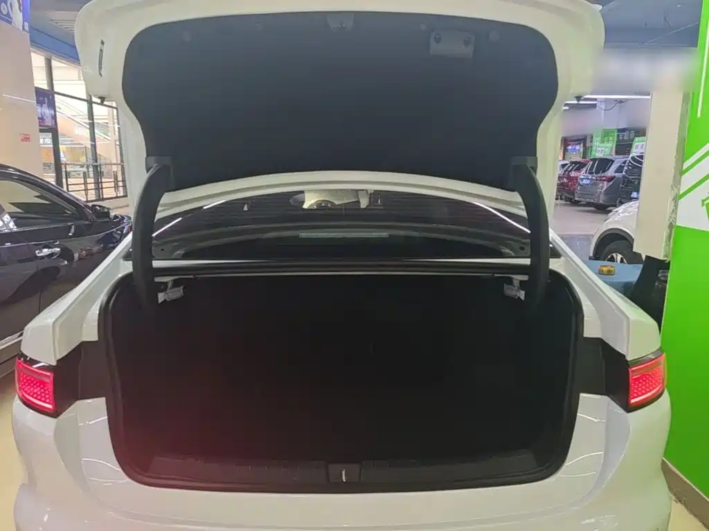 BYD Seal 05 DM-i 2025 — фото 19