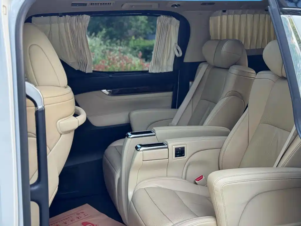 Toyota Alphard 2020 — фото 8