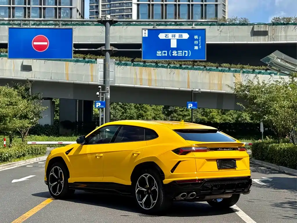 Lamborghini Urus 2023 — фото 9