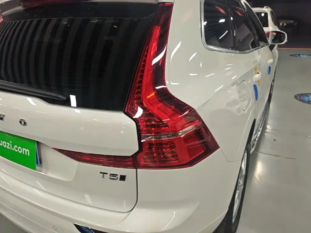 Volvo XC60 2021 — фото 8