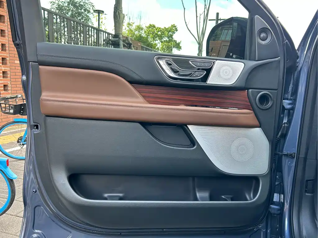 Lincoln Navigator 2024 — фото 15