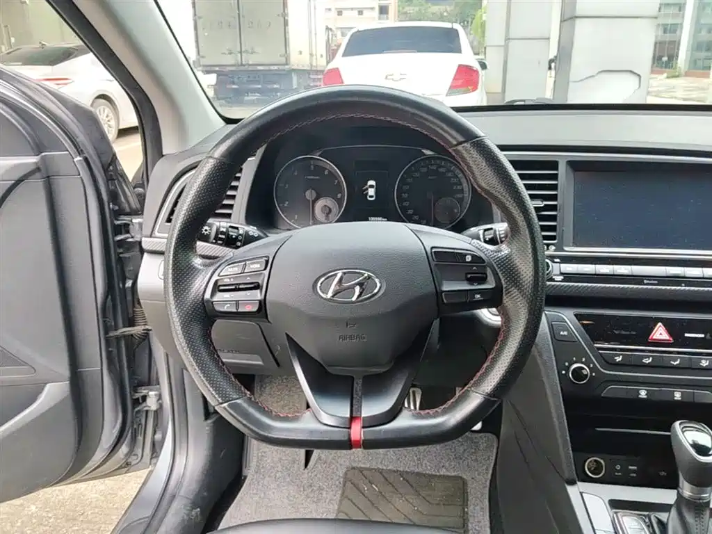 Hyundai Elantra 2018 — фото 11
