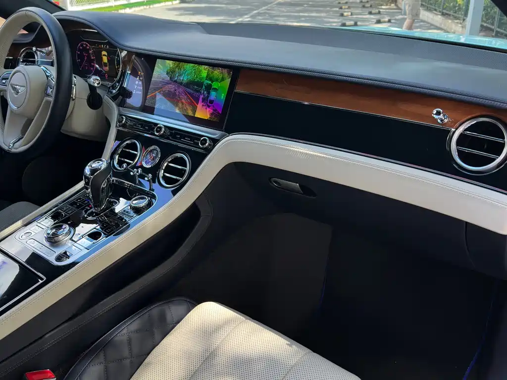 Bentley Continental 2020 — фото 12