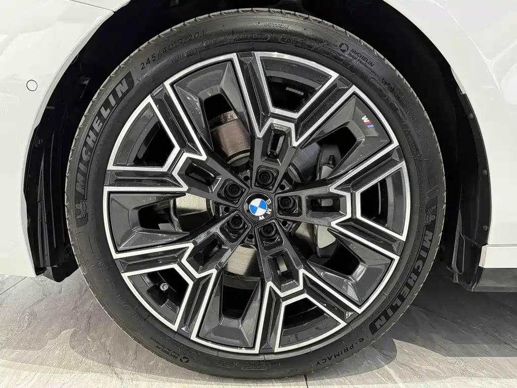 BMW 5 Series 2025 — фото 16