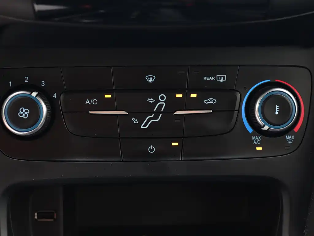 Ford Focus 2018 — фото 10