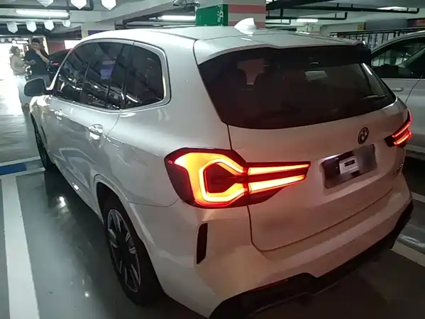BMW iX3 2024
