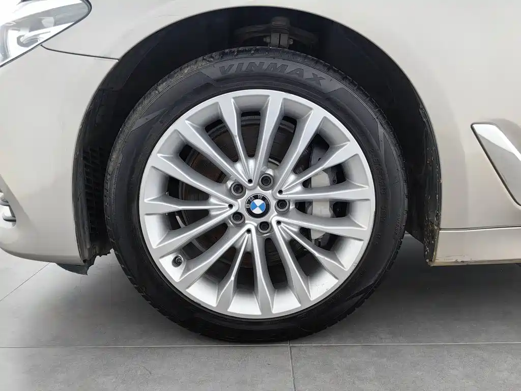 BMW 5 Series 2019 — фото 17