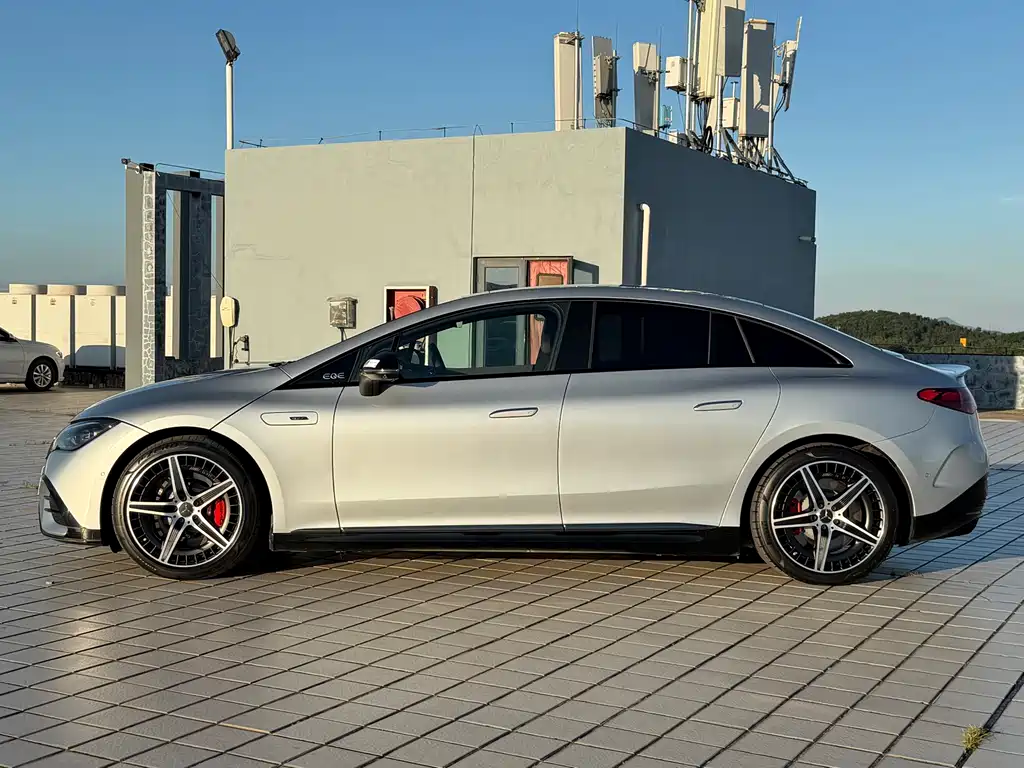 Mercedes-Benz EQE AMG 2024 — фото 8