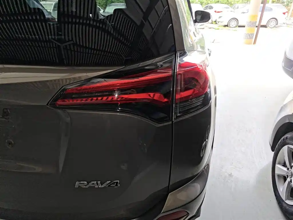 Toyota RAV4 2019 — фото 8