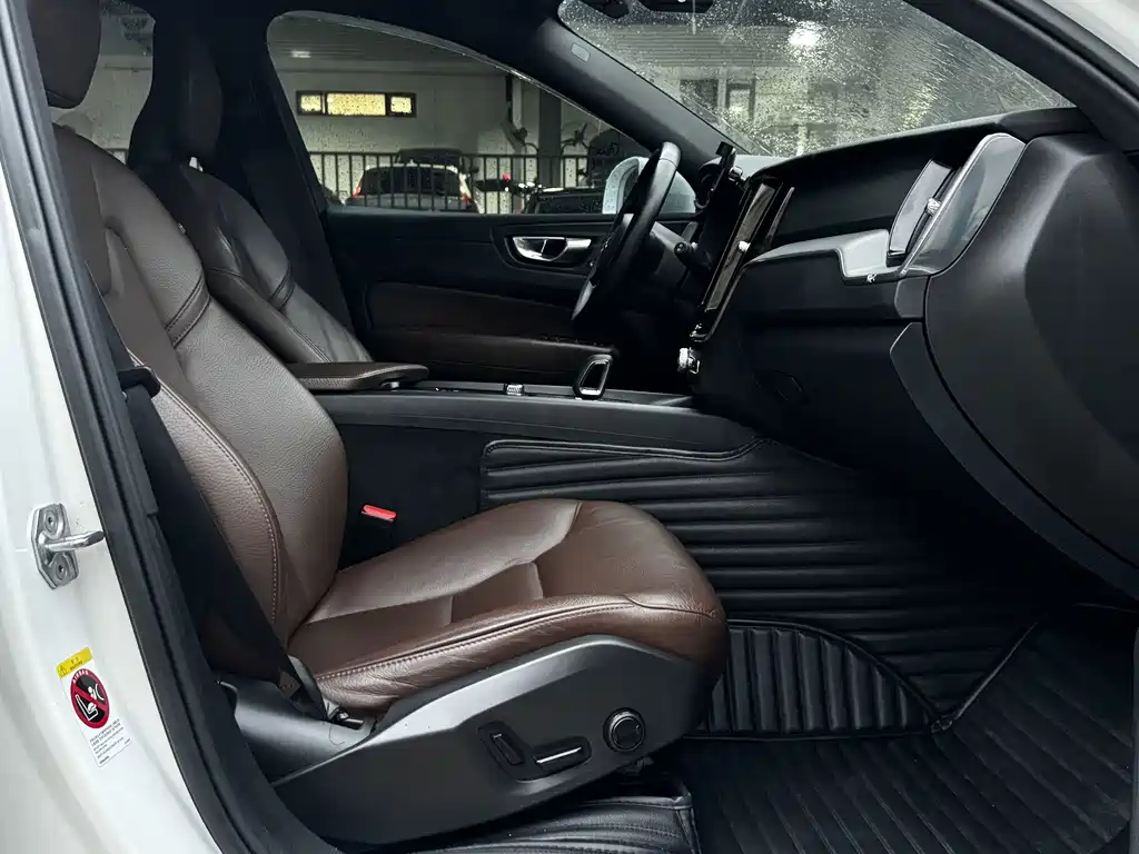 Volvo XC60 2021 — фото 16
