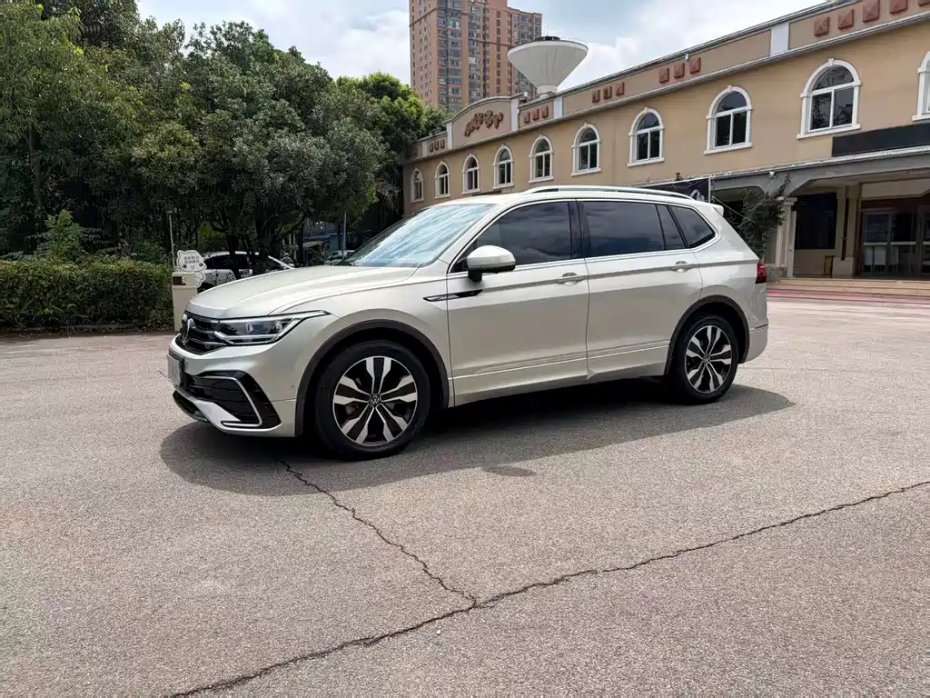 Volkswagen Tiguan L 2023 — фото 3