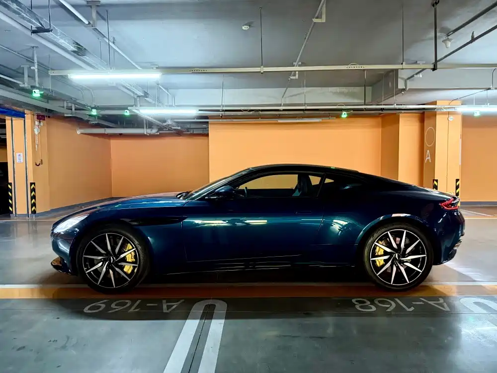Aston Martin DB11 2018 — фото 14