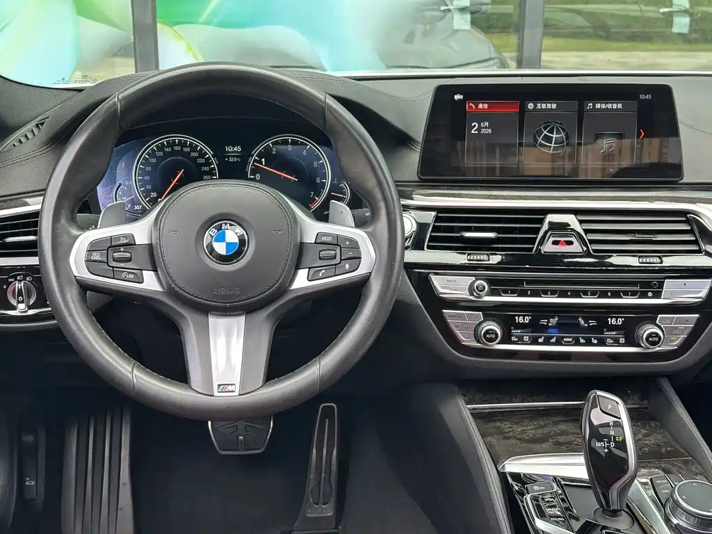 BMW 5 Series 2018 — фото 11