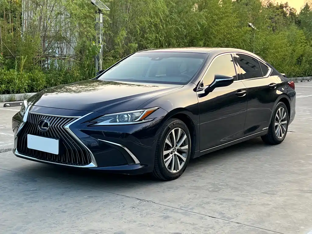 Lexus ES 2019 — фото 1