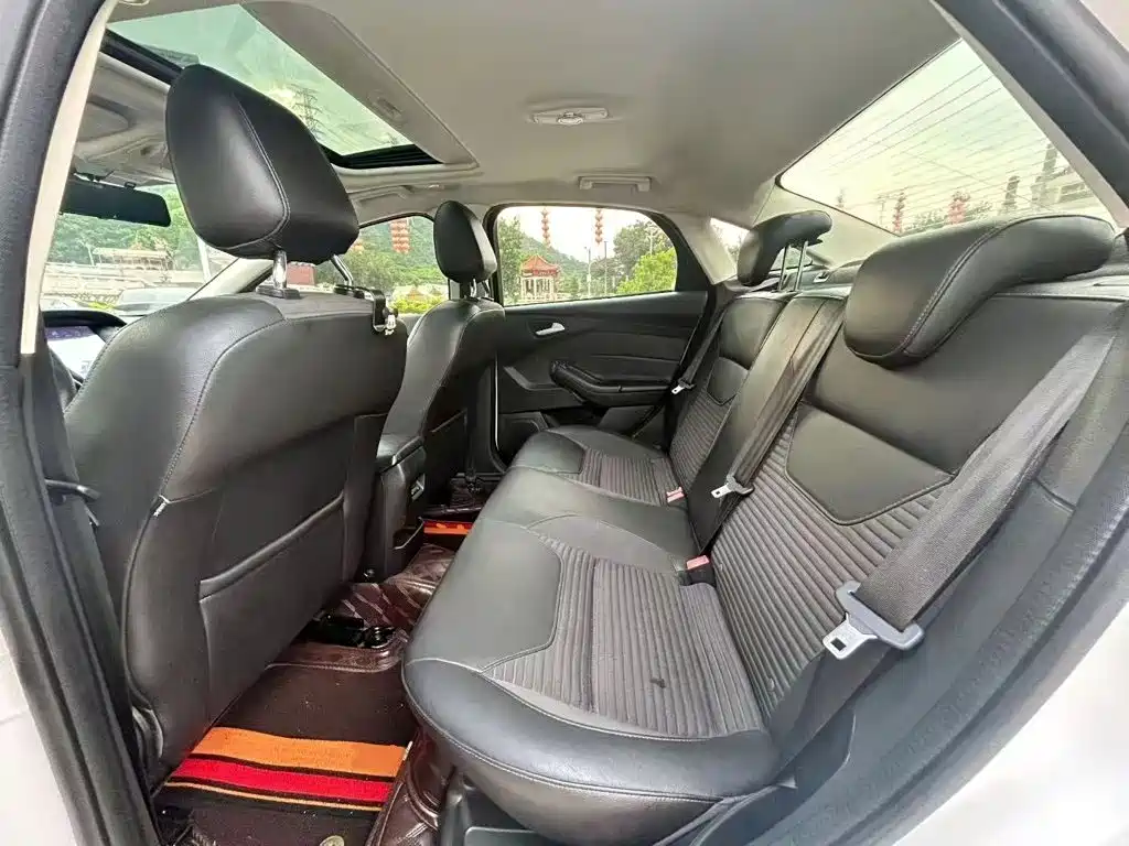 Ford Focus 2015 — фото 17
