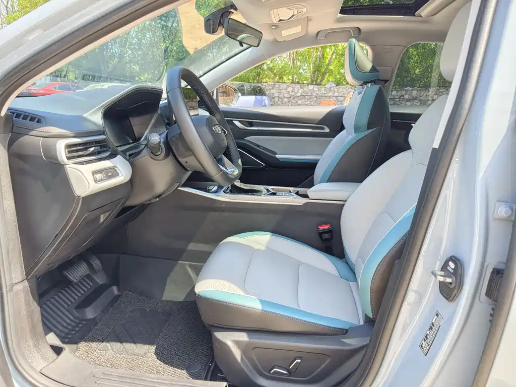 Geely Emgrand 2024