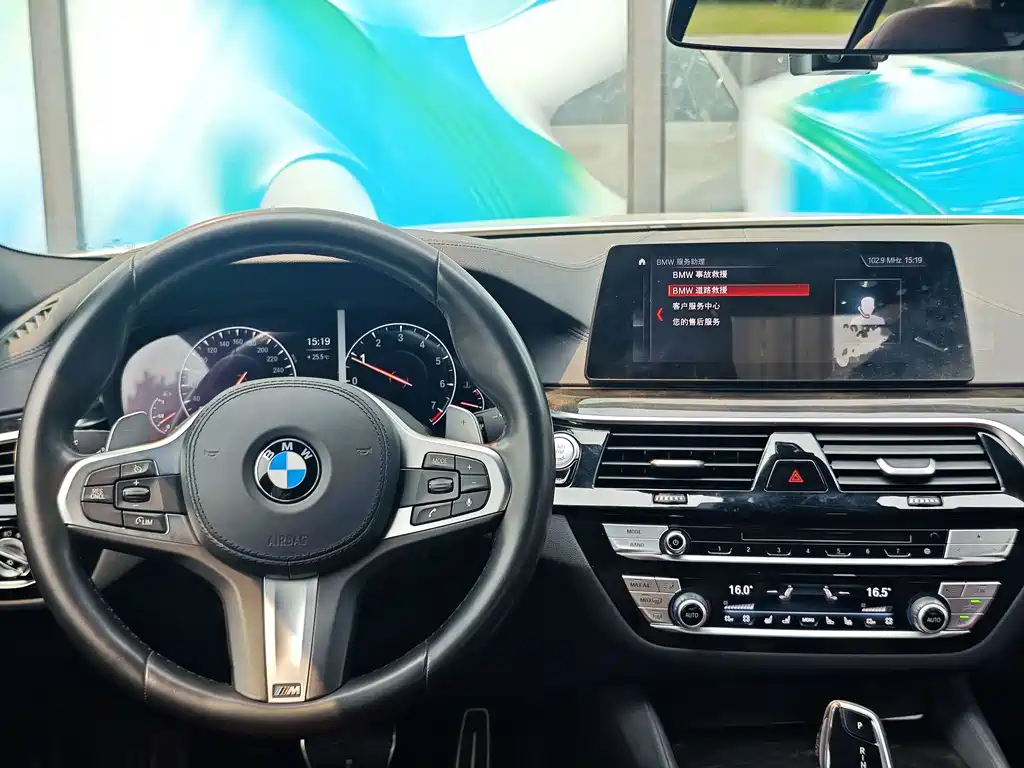 BMW 5 Series 2019 — фото 15