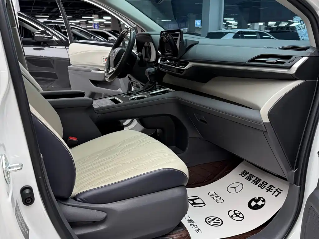 Toyota Sienna 2023 — фото 15