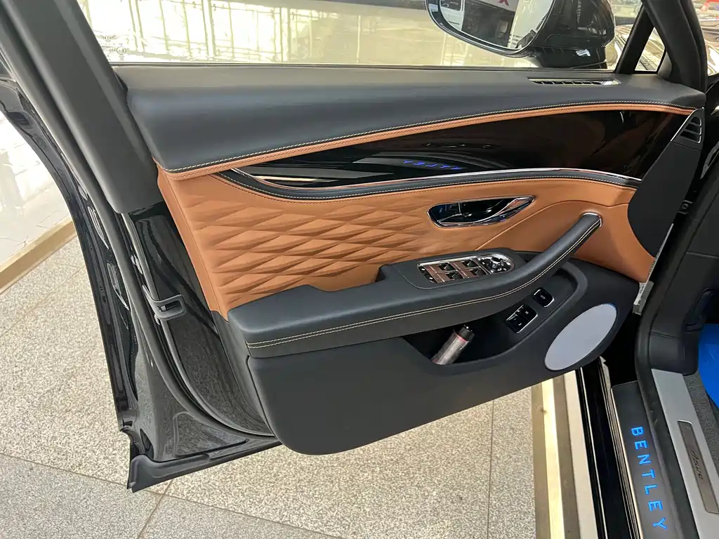 Bentley Flying Spur — фото 14