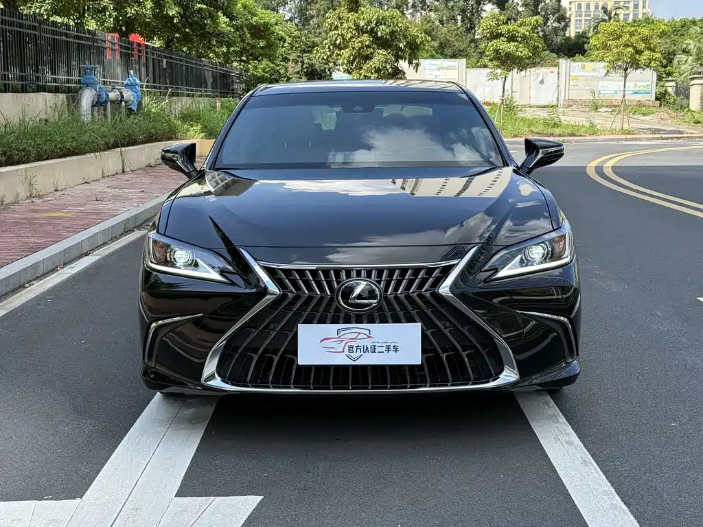 Lexus ES 2022