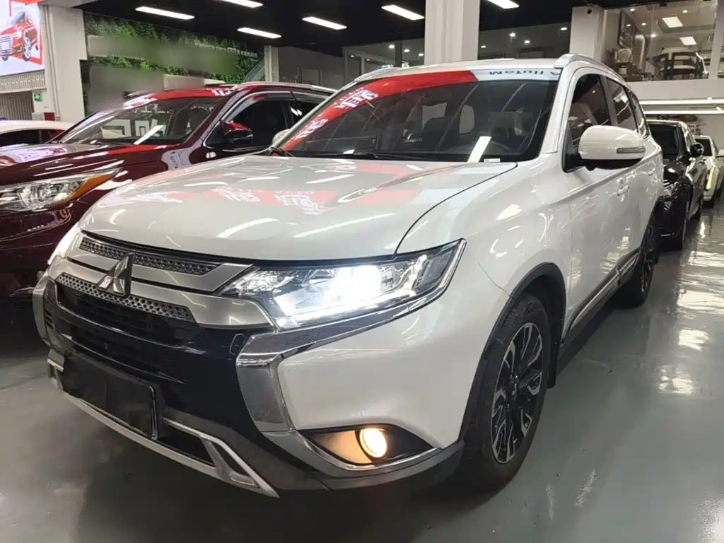 Mitsubishi Outlander 2020 — фото 2