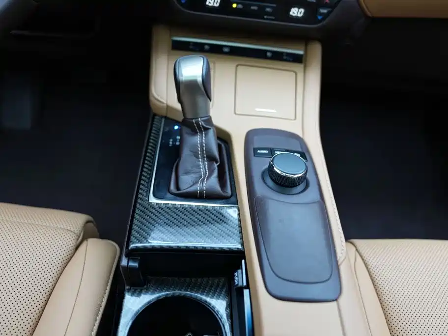 Lexus ES 2017 — фото 16
