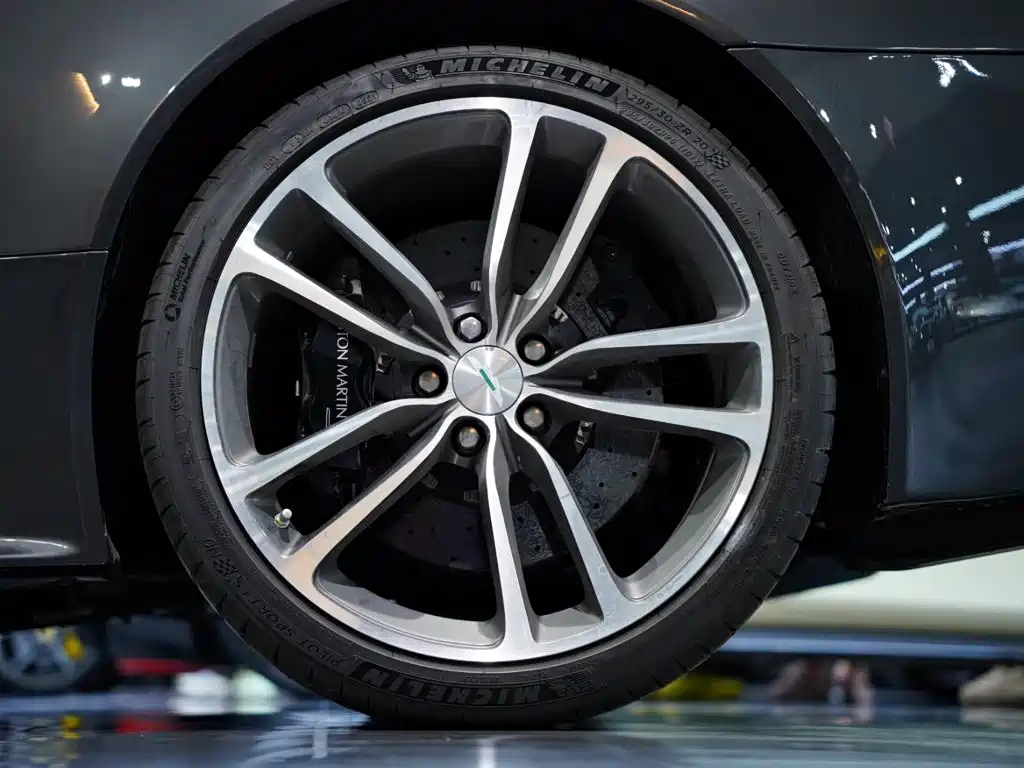 Aston Martin DBS 2010 — фото 19
